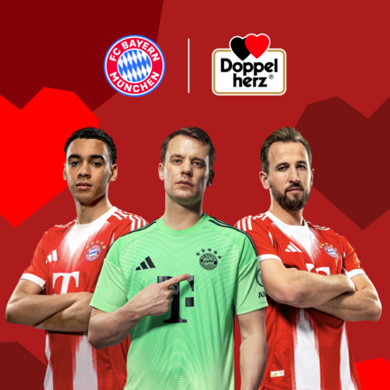 Trois joueurs du FC Bayern Munich se tiennent devant un fond rouge avec des formes géométriques en forme de cœur. De gauche à droite : Harry Kane, Jamal Musiala et Manuel Neuer. Au-dessus d’eux se trouvent les logos du FC Bayern Munich et de Doppelherz, indiquant un partenariat de marque.